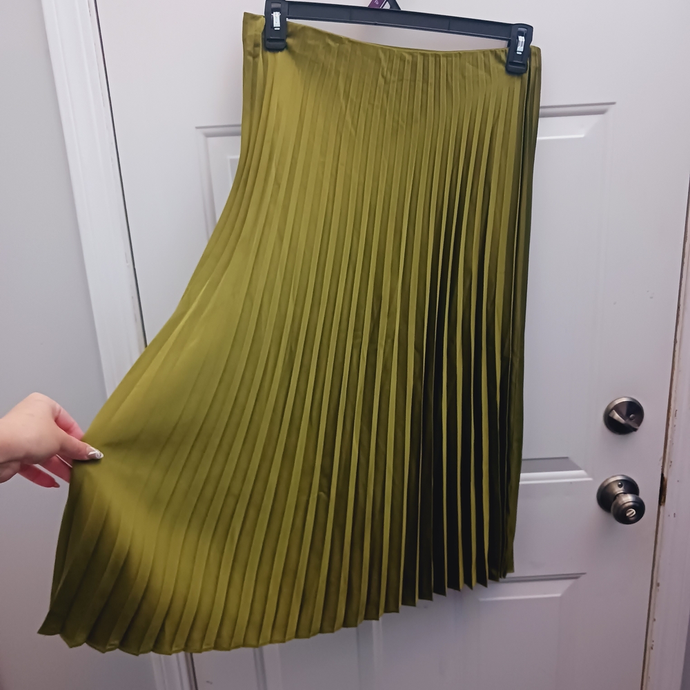 Elegant Olive Green Pleated Skirt - Picture 6 of 6